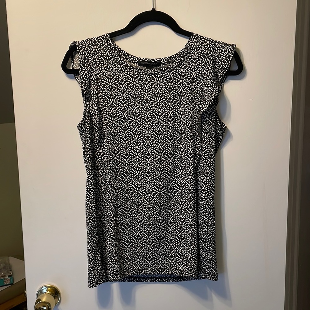 Like new - Banana Republic tank blouse sleeveless blouse small black and white